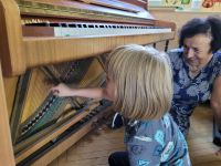 Zajęcia z panią Małgosią-Nutki poznają budowę pianina.